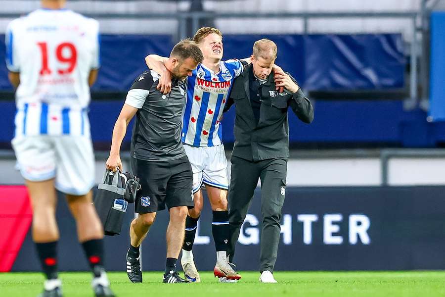 Heerenveen's Levi Smans had to be carried off the pitch with an apparent knee injury