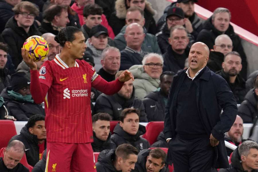 Arne Slot (R) și căpitanul Liverpool Virgil van Dijk