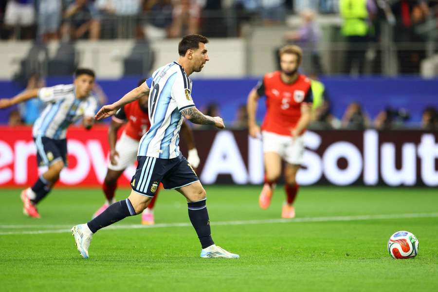 Messi nie wykorzystał rzutu karnego w trzecim mundialu z rzędu. Wcześniej zatrzymał go Szczęsny Messi nie wykorzystał rzutu karnego w trzecim mundialu z rzędu. Wcześniej zatrzymał go Szczęsny