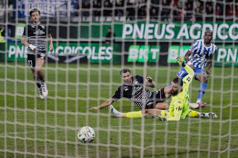 SM Caen derrotado fora de casa contra o Grenoble.