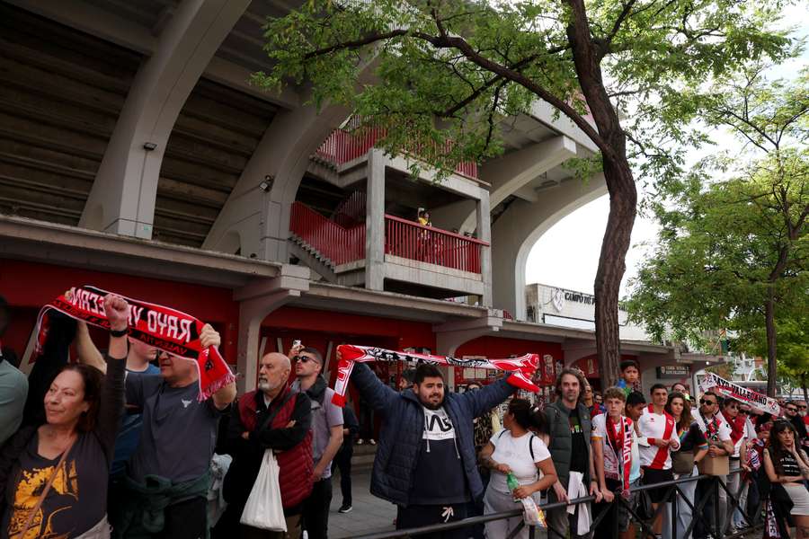 Vallecas sigue cerrado y la afición sigue de uñas contra el presidente del Rayo Vallecas sigue cerrado y la afición sigue de uñas contra el presidente del Rayo