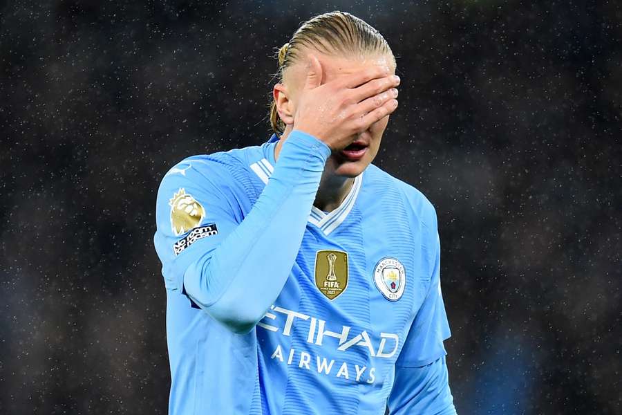 Um Haaland frustrado durante o jogo entre Manchester City e Chelsea