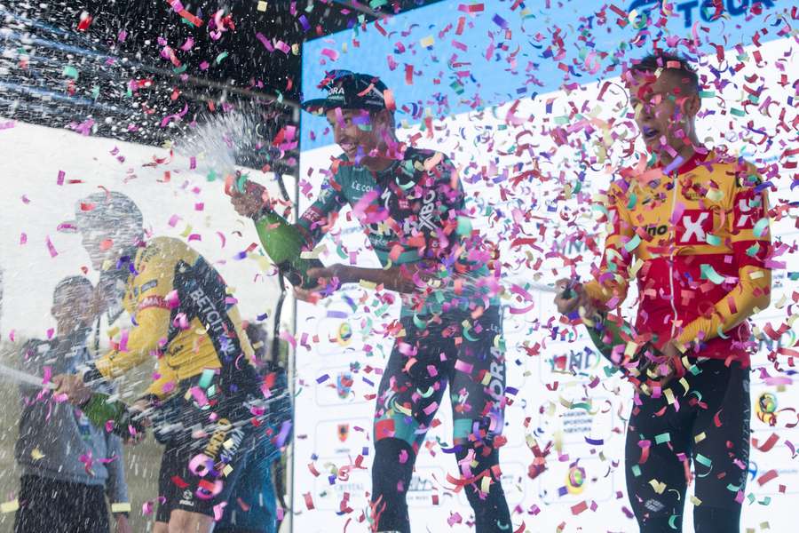 Celých 22 minut před legendárním vítězem Tour de France dorazil do cíle Němec Lipowitz, který si náležitě užil i následnou oslavu. Celých 22 minut před legendárním vítězem Tour de France dorazil do cíle Němec Lipowitz, který si náležitě užil i následnou oslavu.