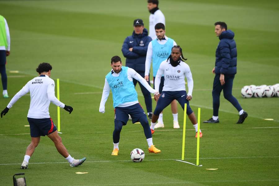 Wieder mittendrin statt außen vor: Lionel Messi (Mitte) im PSG-Training.