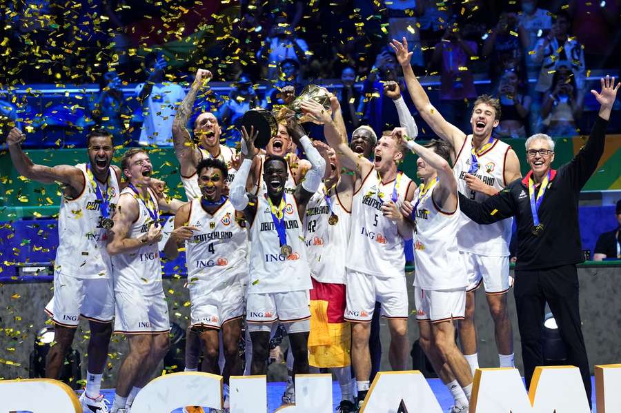 Schröder und das DBB-Team beim Bejubeln des WM-Titels 2023 Schröder und das DBB-Team beim Bejubeln des WM-Titels 2023