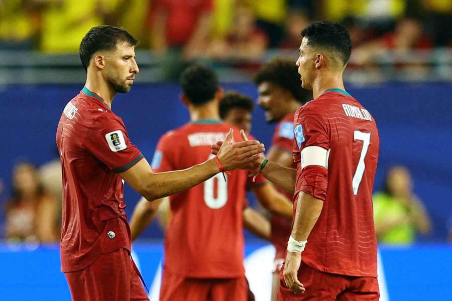 Rúben Dias saúda o capitão Cristiano Ronaldo Rúben Dias saúda o capitão Cristiano Ronaldo