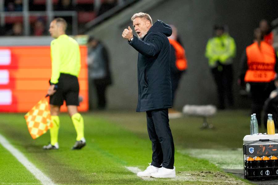 Fink končí na lavičke Genku.