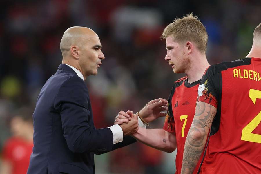 Roberto Martínez (links) en Kevin De Bruyne na de uitschakeling op het WK