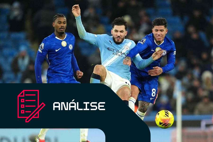 Rayan Cherki, do Manchester City, e Enzo, do Chelsea, lutam pela bola