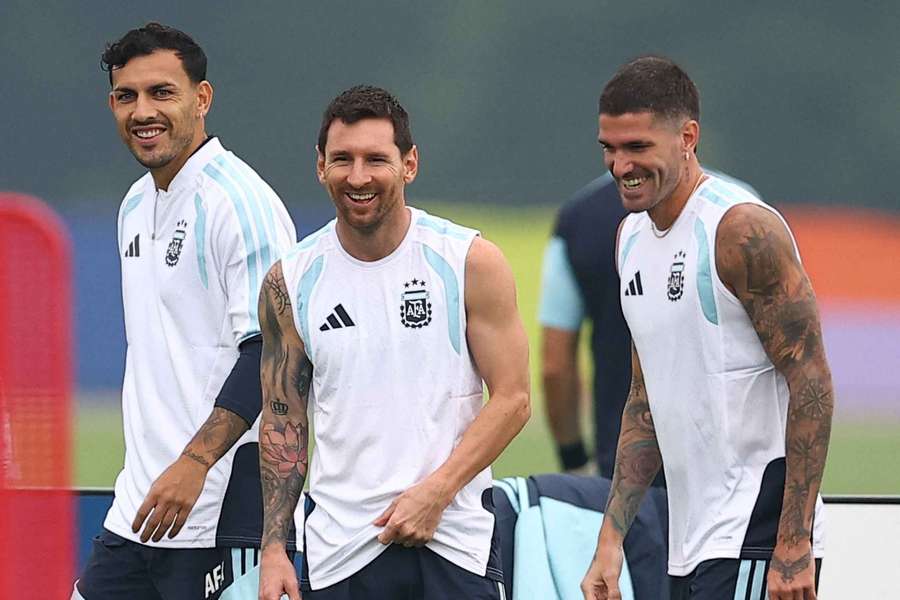 Messi so spoluhráčmi na tréningu. Messi so spoluhráčmi na tréningu.