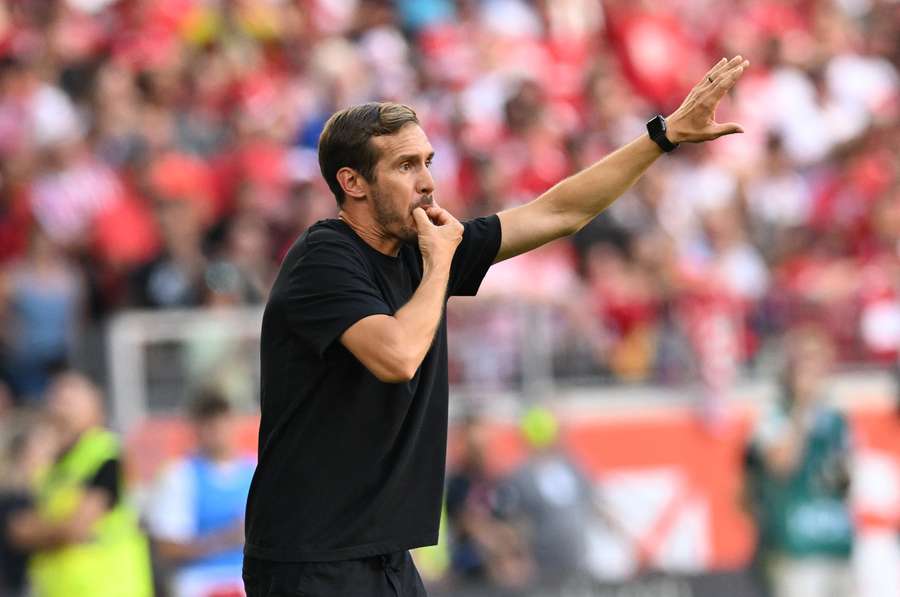 Julian Schuster og SC Freiburg fejrede en 3-1-sejr mod VfB Stuttgart.