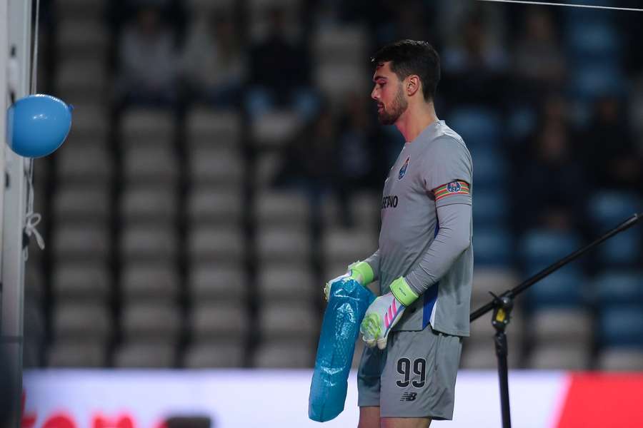 Diogo Costa com as bóias com que os adeptos do FC Porto brindaram o Boavista