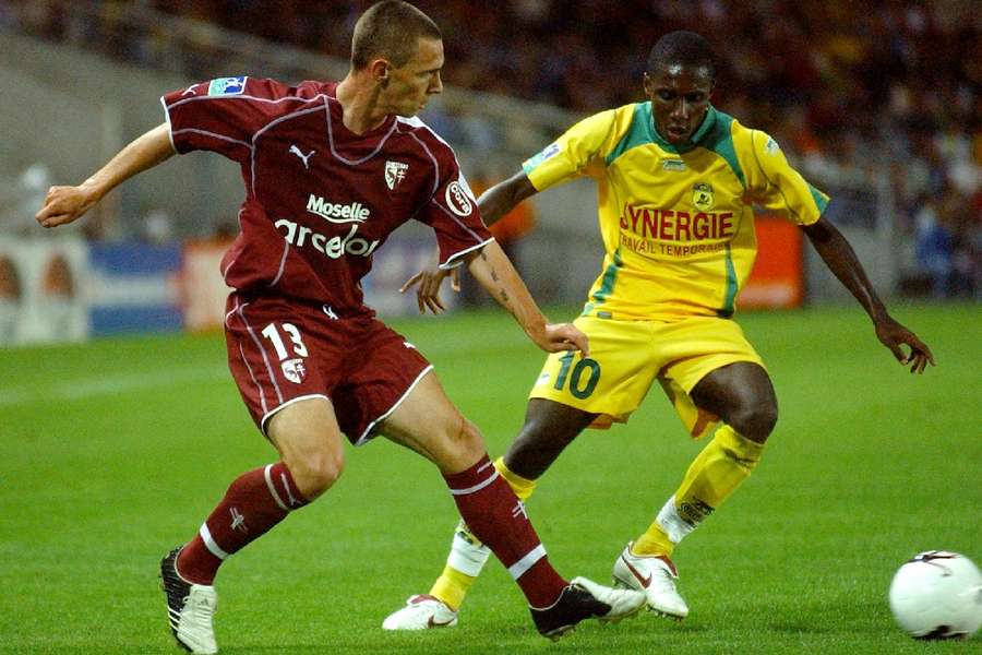 Gilles Yapi Yapo (echipament galben) pe vremea când evolua pentru FC Nantes