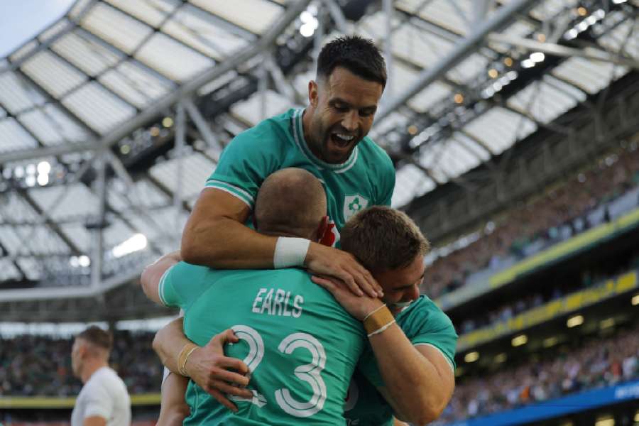 Earls celebrates his brilliant try with teammates