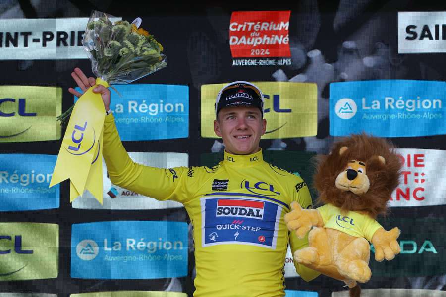 Remco Evenepoel is de klassementsleider in het Critérium du Dauphiné