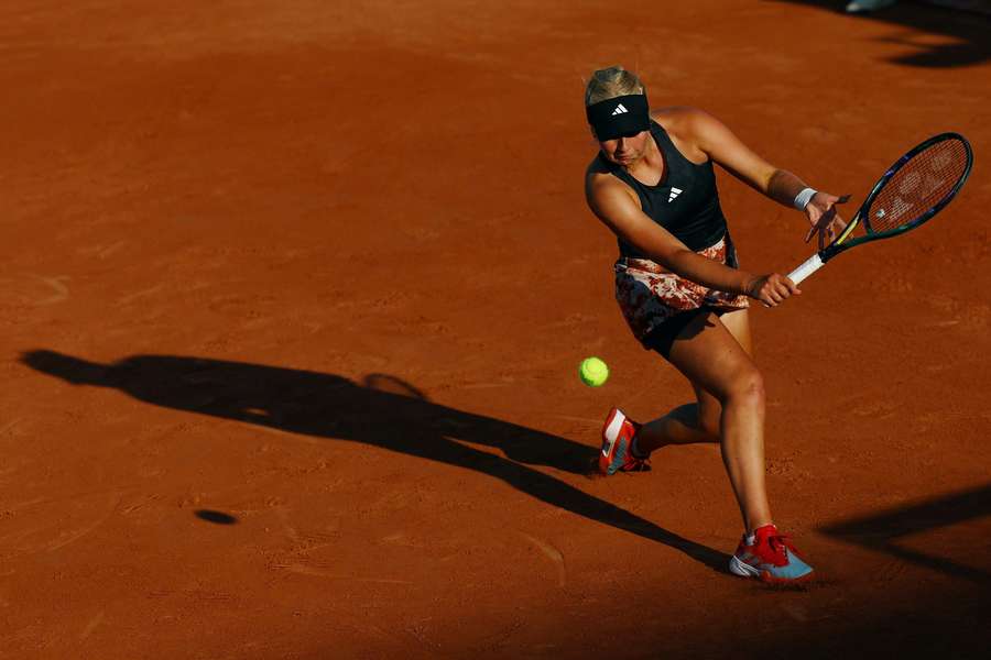 Efter seks hårde kampe i først kvalifikationen og senere hovedturneringen røg Clara Tauson fredag ud af French Open.
