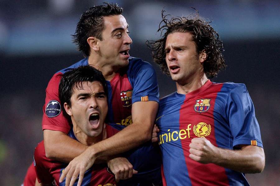 Xavi, împreună cu Deco și Thiago Motta, într-un meci al Barcelonei din 2006