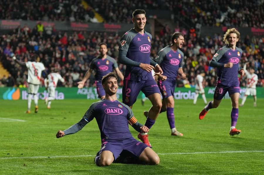 Jucătorii lui Espanyol sărbătoresc marcarea unui gol