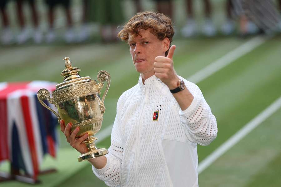 Jannik Sinner obhájil wimbledonskou trofej. Jannik Sinner obhájil wimbledonskou trofej.
