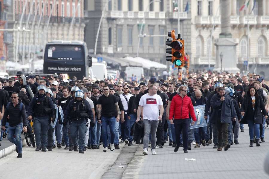 Eintracht-Fans hatten sich 2023 Auseinandersetzungen mit der italienischen Polizei in Neapel geliefert