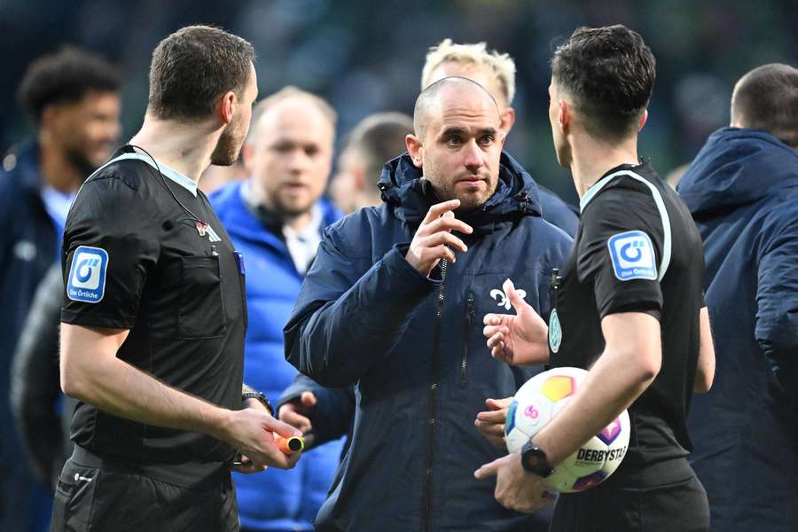 Team-Manager Matthias Neumann (m.) hatte nach dem Spiel Redebedarf.