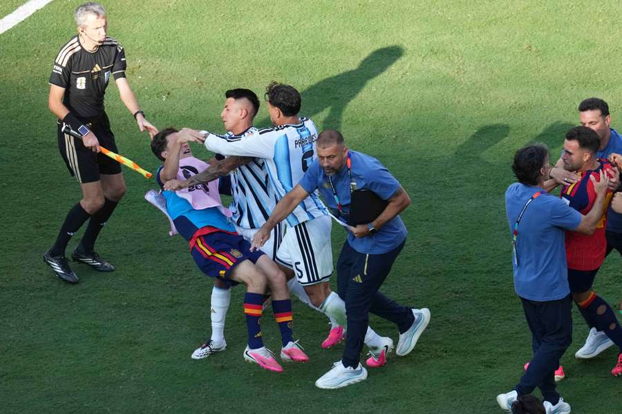 Leandro Paredes po finále MS povalil na zem Gaviho.