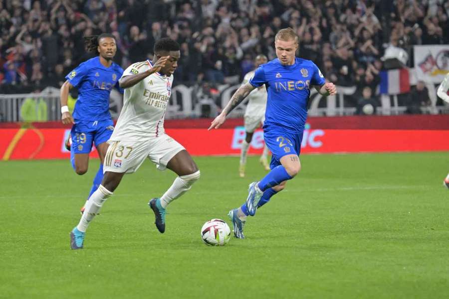 Leeds United agree deadline day deal to sign new left back Bard 