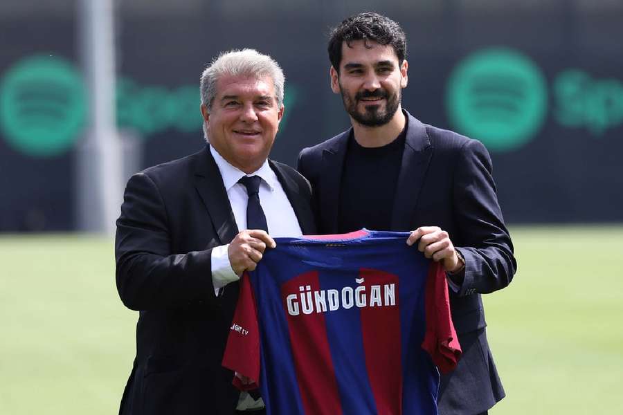 Ilkay Gundogan, alături de Joan Laporta, președintele Barcelonei