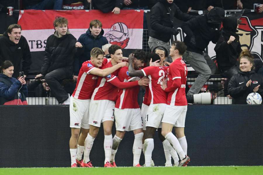 O AZ agradece a Troy Parrott depois do 1-0 contra o Ajax
