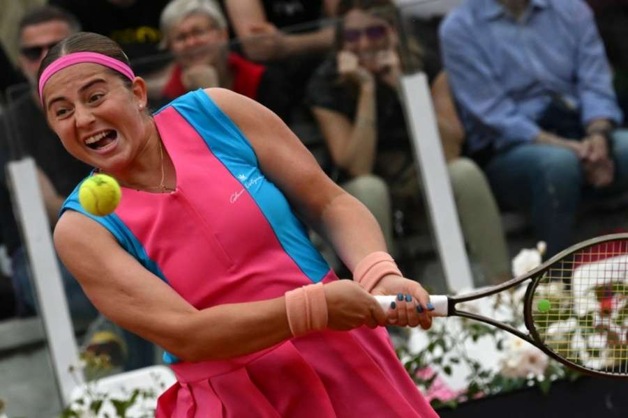 Ostapenko vence mais uma no saibro italiano