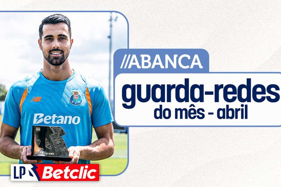Diogo Costa com o prémio de guarda-redes do mês