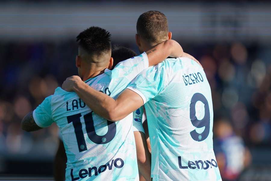 Edin Dzeko et Lautaro Martinez célébrant les buts marqués ce dimanche avec le reste des Interistes.