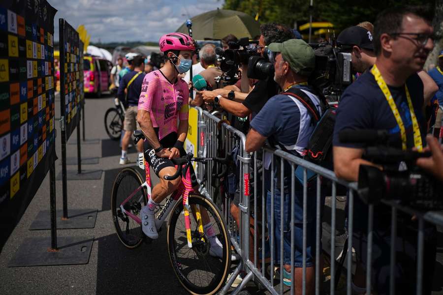 Na Tour de France se šíří covid. Po odstoupení několika závodníků pořadatelé nařídili roušky