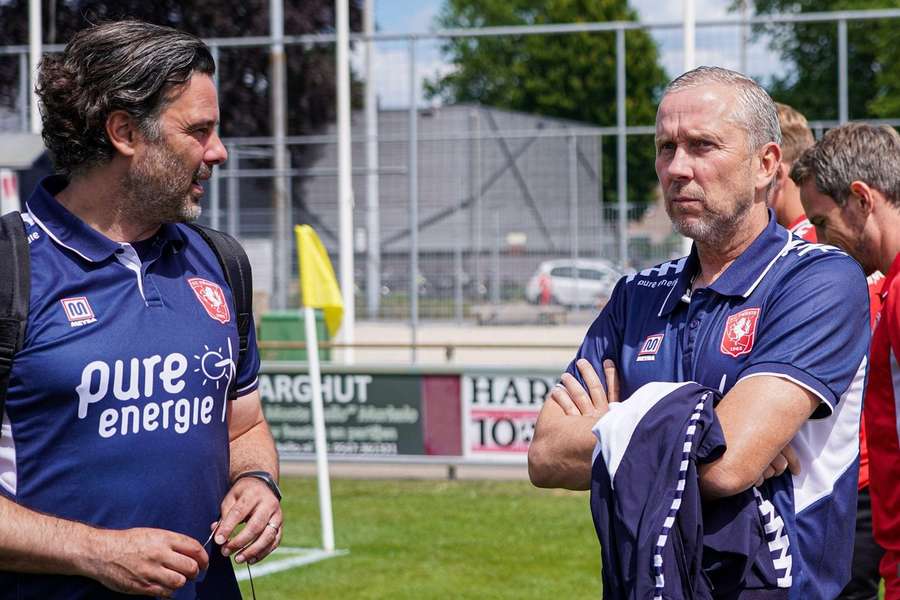 Twente's Adrie Bogers en Ivar van Dinteren voorafgaand aan de oefenwedstrijd tegen FC Nordsjaelland op 3 juli 2022