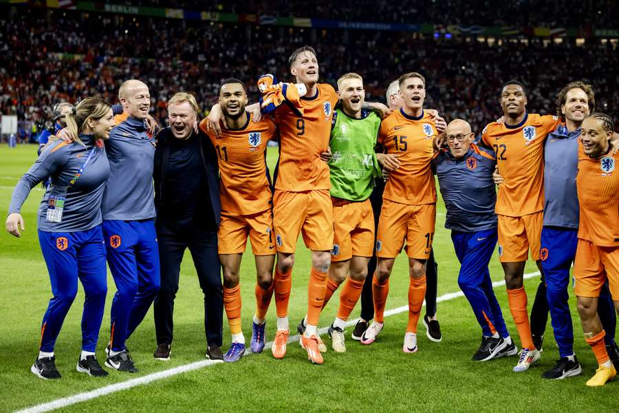 Het Nederlands Elftal na afloop van de gewonnen kwartfinale tegen Turkije