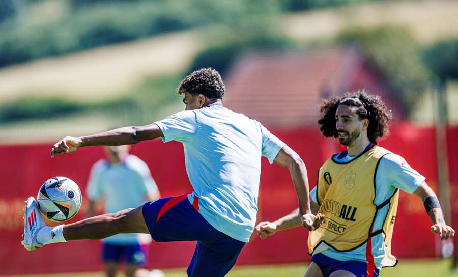 Yamal y Cucurella, en el entrenamiento previo al duelo ante Francia