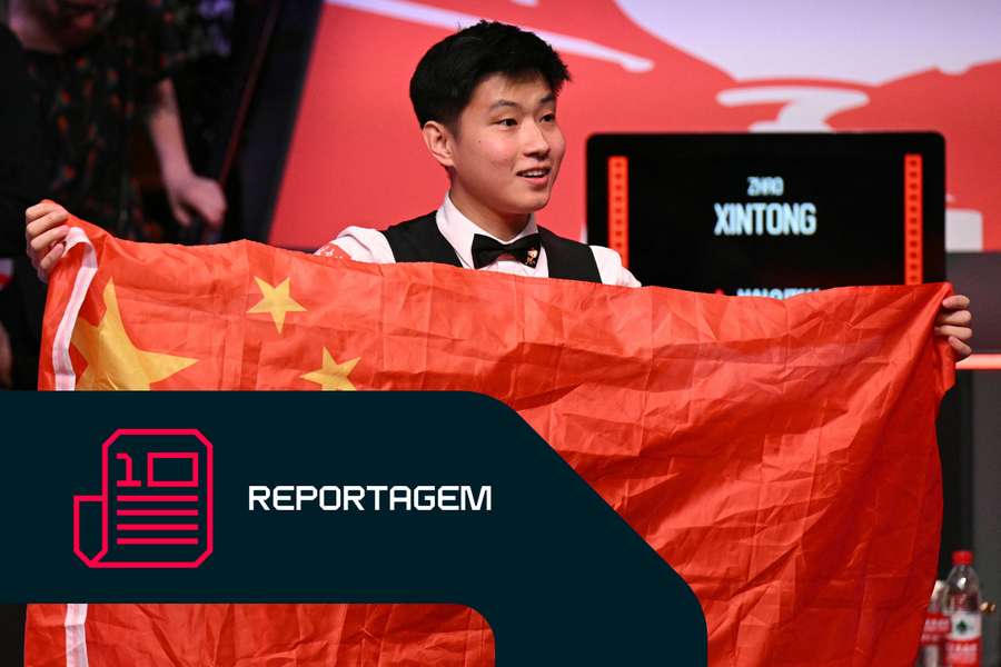 Zhao Xintong, da China, posa com a bandeira chinesa após a vitória sobre Mark Williams Zhao Xintong, da China, posa com a bandeira chinesa após a vitória sobre Mark Williams
