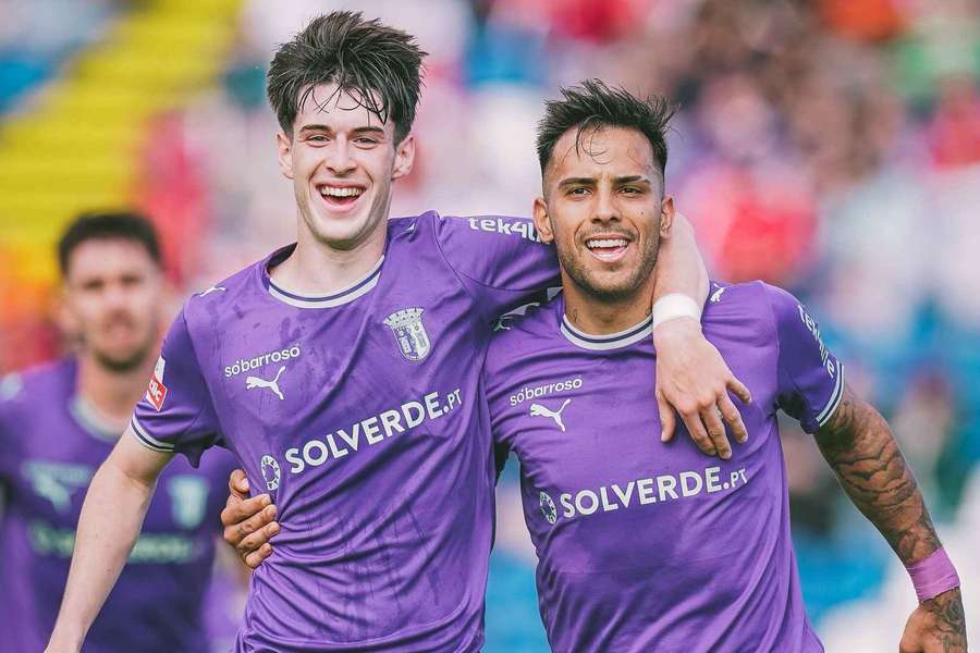 Luisinho abraçado a Rodrigo Zalazar