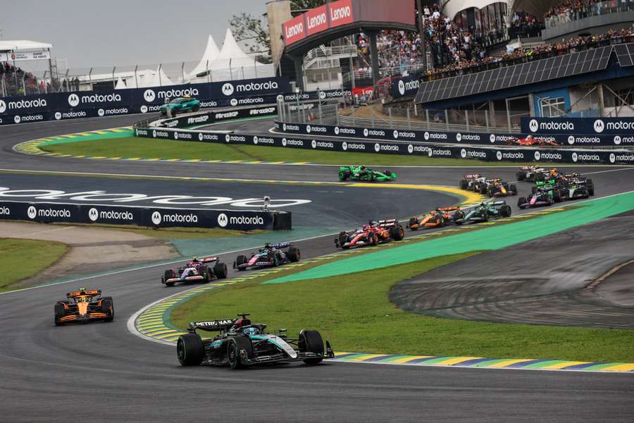 Eine Rennszene beim Formel 1 GP Brasilien 2024.