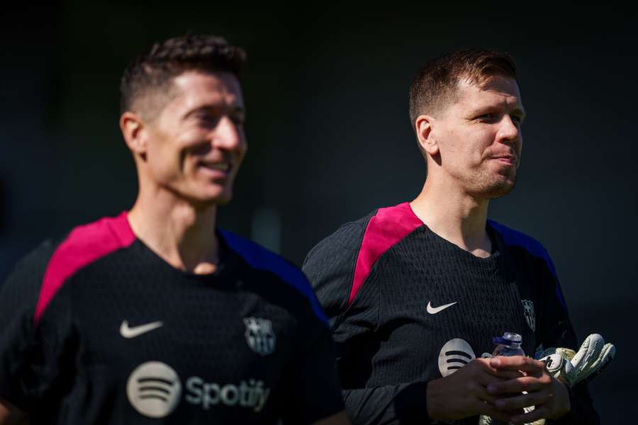 Szczesny (à direita) ao lado de Lewa