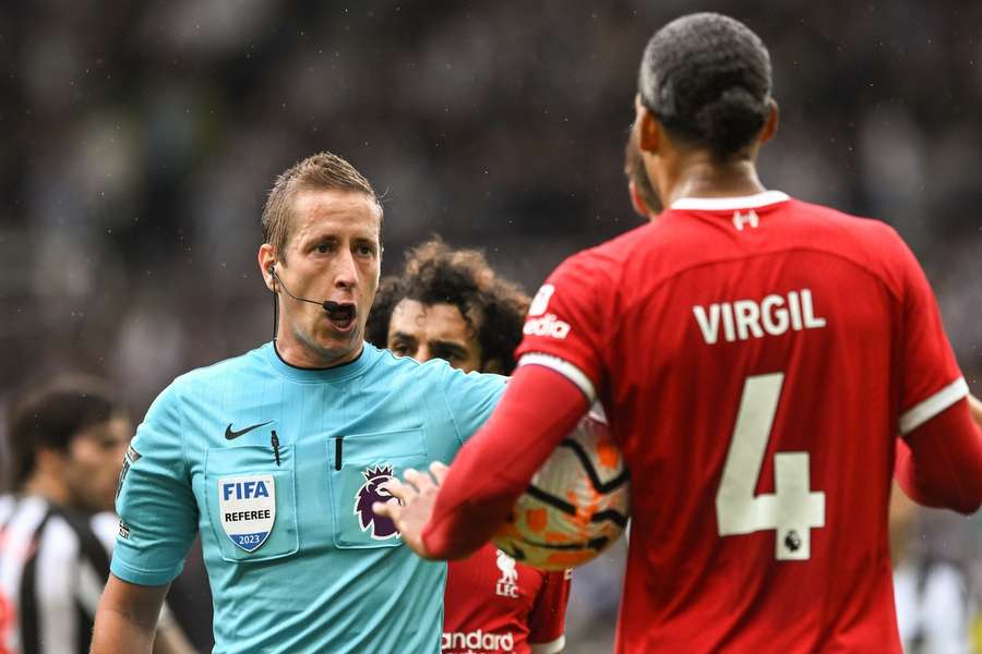 Virgil van Dijk wurde gegen Newcastle von Schiedsrichter John Brooks vom Platz gestellt.