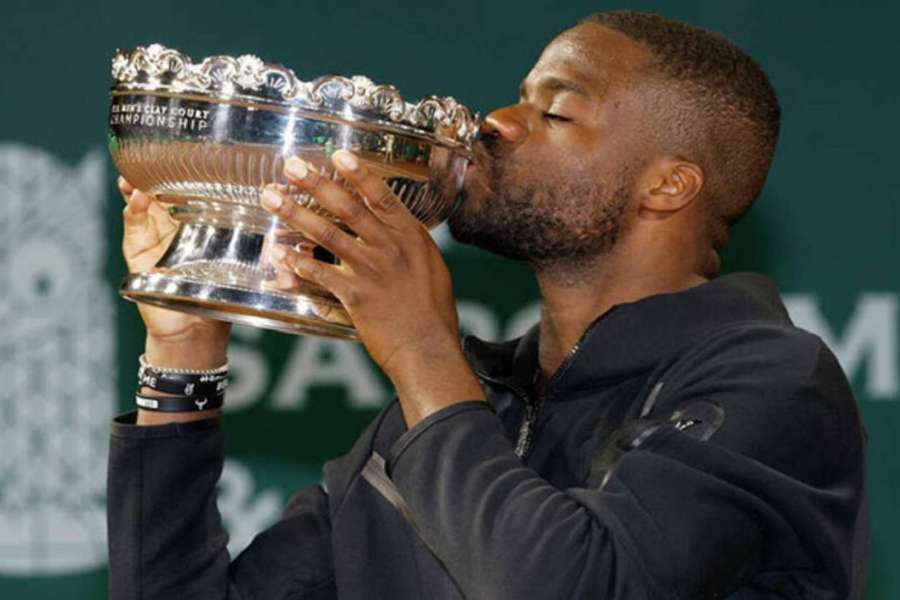 Frances Tiafoe s trofejí pro vítěze v Houstonu.