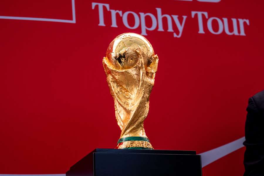 Le trophée de la Coupe du monde à Porto le 6 février.