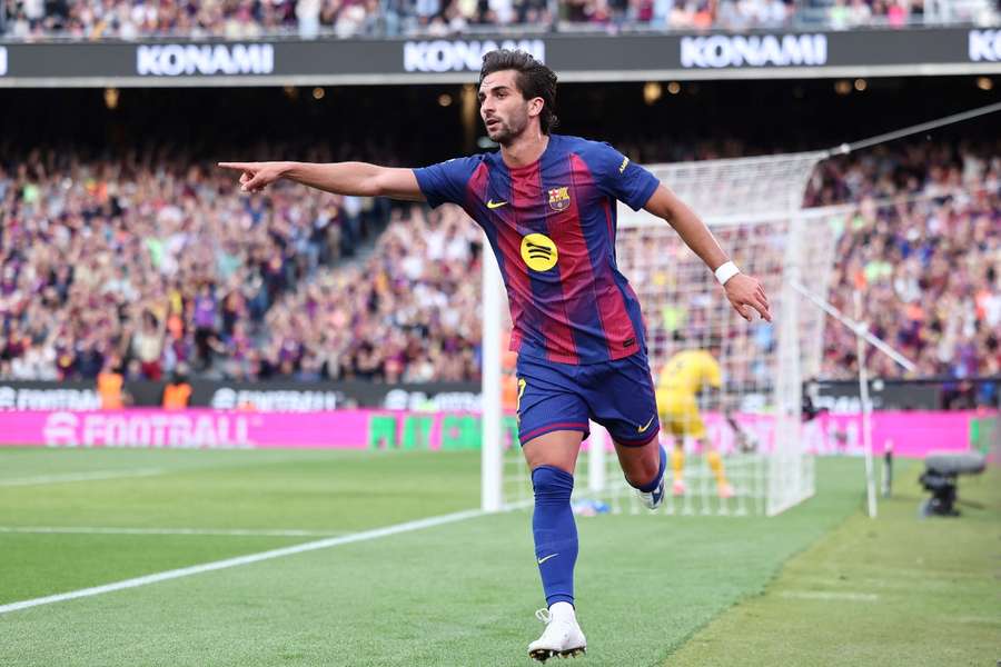 Ferran Torres celebra uno de sus dos goles ante el Espanyol