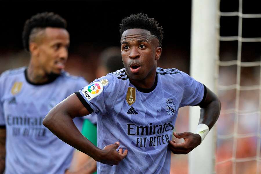 Vinicius Jr pokazuje gest, który widział u kibiców Valencii na Mestalla.