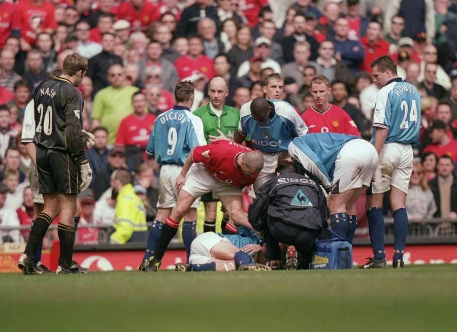 Roy Keane del Manchester United urla contro Alf Inge Haaland del Manchester City in seguito al cartellino rosso ricevuto