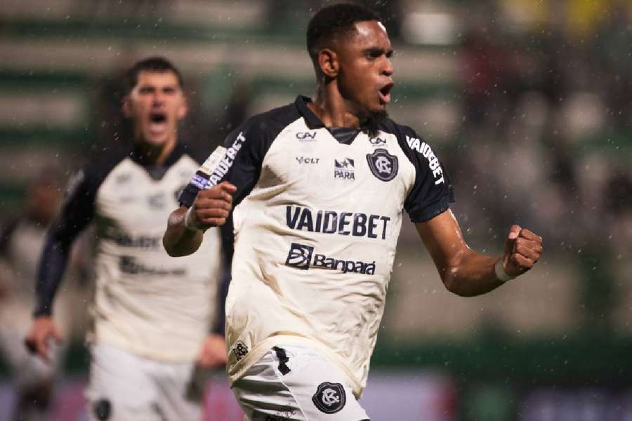 Remo marca no fim e vence Chapecoense em duelo de desesperados do Brasileirão