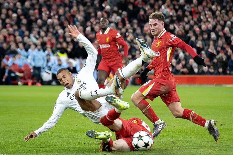 Kylian Mbappe deposedat de Conor Bradley în meciul contra lui Liverpool