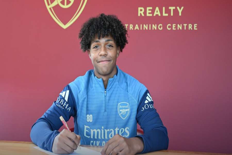 Arsenal starlet signs first deal and reveals how meeting with Mertesacker changed his life