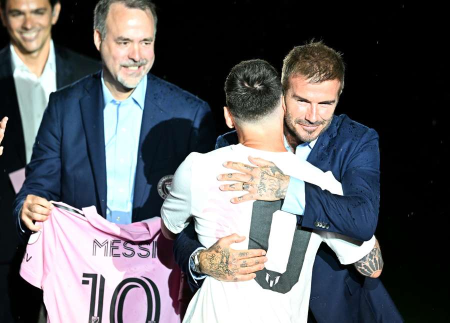 Beckham abraçando seu novo jogador